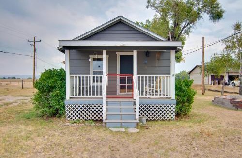 Laramie House | Red Gates Cottage 3 Miles to University!
