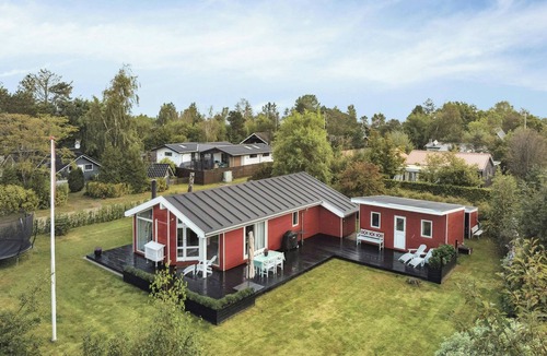 Vejlby Fed House | Red house by Fyn's coast awaits cosiness