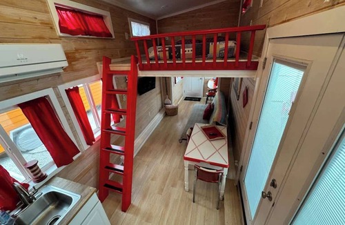 Sarasota Apartment | Red Lifeguard Stand - pet freindly