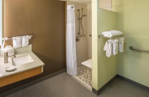 Northwest Everett Hotel | Red Lion Inn and Suites Everett