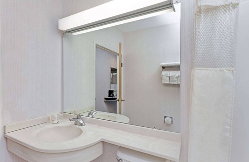 Elk Grove Village Hotel | Red Lion Inn & Suites Elk Grove Village