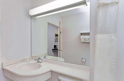 Elk Grove Village Hotel | Red Lion Inn & Suites Elk Grove Village
