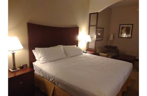 Salmon Creek Apartment | Red Lion Inn - Suites 2