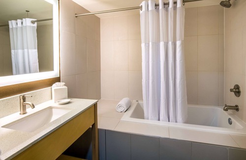 Northwest Everett Hotel | Red Lion Inn & Suites Everett