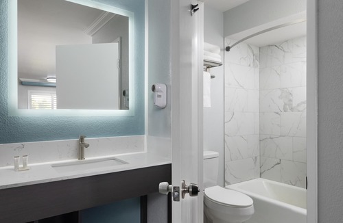 Lemoore Hotel | Red Lion Inn & Suites Lemoore