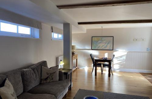 Chelmondiston Apartment | Red lion little barn