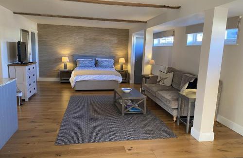 Chelmondiston Apartment | Red lion little barn