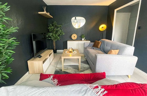 Saint - Martin - du - Touch Apartment | Red Lounge - piscine et jardin