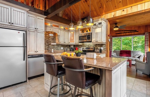 Saint-Alexis-des-Monts Ski Chalet | Red Pines Lodge | 4-Season Spa | BBQ | Riverfront | 4 Kayaks | Mauricie