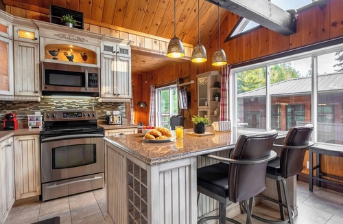 Saint-Alexis-des-Monts Ski Chalet | Red Pines Lodge | 4-Season Spa | BBQ | Riverfront | 4 Kayaks | Mauricie