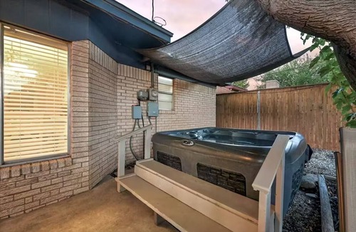 Lubbock House | Red Raider House + Hot Tub + Game Room + 4BR Sleeps 18 + Central LBK