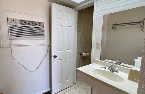 Clarksville Hotel | Red River Inn