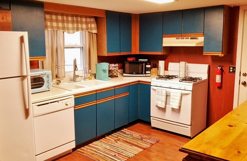 Wasco House | Red Riverfront Cottage w/Firepit & Swings, Blackhawk on the Fox!