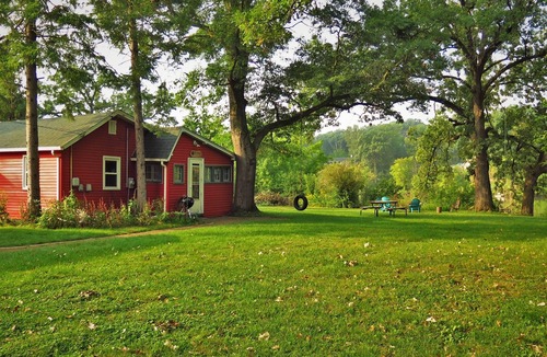 Wasco House | Red Riverfront Cottage w/Firepit & Swings, Blackhawk on the Fox!