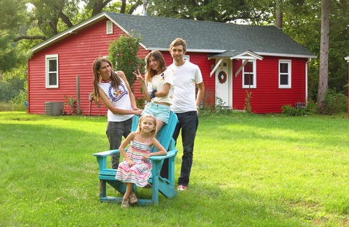 Wasco House | Red Riverfront Cottage w/Firepit & Swings, Blackhawk on the Fox!