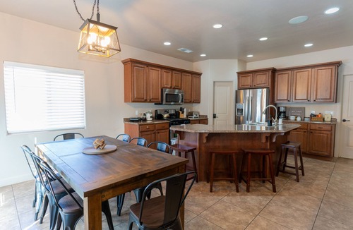 Page House | Red Rock Hangout: Easy Boat Parking + Kid's Game Room + Hot Tub + BBQ + Firepit