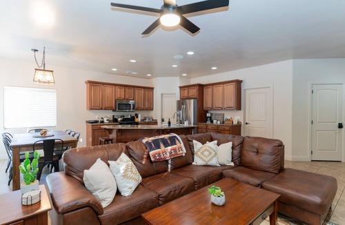 Page House | Red Rock Hangout: Easy Boat Parking + Kid's Game Room + Hot Tub + BBQ + Firepit