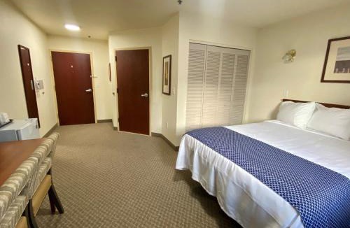 Challis Hotel | RED ROCK LODGE