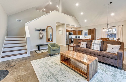 Pella Cabin | 'Red Rock Lodge' w/Hot Tub Near Raceway & Pella!