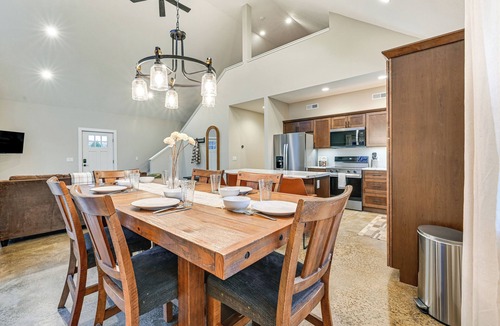 Pella Cabin | 'Red Rock Lodge' w/Hot Tub Near Raceway & Pella!