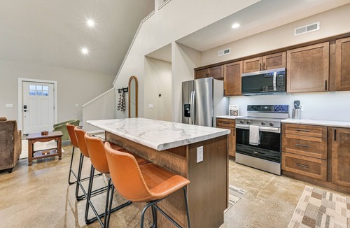 Pella Cabin | 'Red Rock Lodge' w/Hot Tub Near Raceway & Pella!