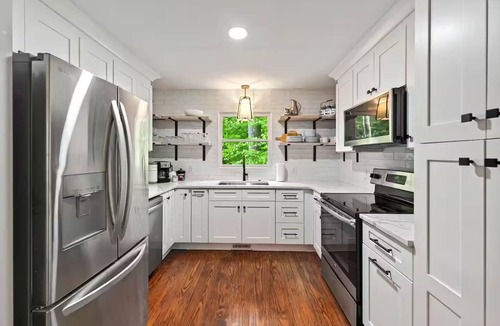 Gainesville House | Red Roof Cottage on Lake Lanier - LAKE FRONT - SLEEPS 8