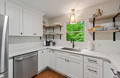 Gainesville House | Red Roof Cottage on Lake Lanier - LAKE FRONT - SLEEPS 8