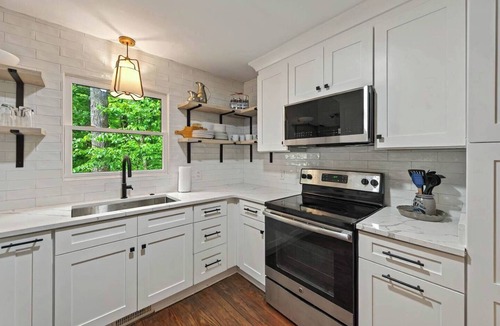 Gainesville House | Red Roof Cottage on Lake Lanier - LAKE FRONT - SLEEPS 8