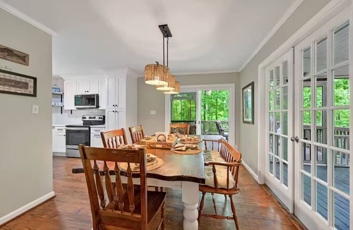 Gainesville House | Red Roof Cottage on Lake Lanier - LAKE FRONT - SLEEPS 8