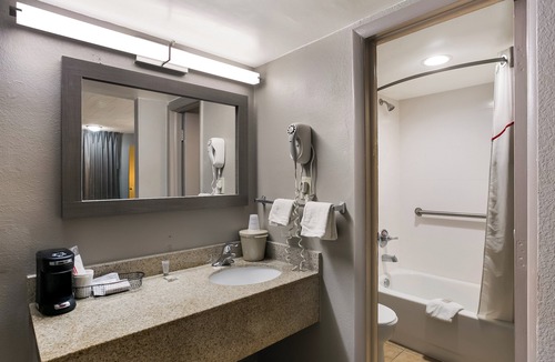Woodlawn Hotel | Red Roof Inn Baltimore