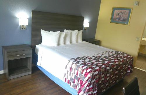 Coliseum Central Hotel | Red Roof Inn Hampton Coliseum
