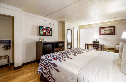 North Shore Hotel | Red Roof Inn Houston East – I-10
