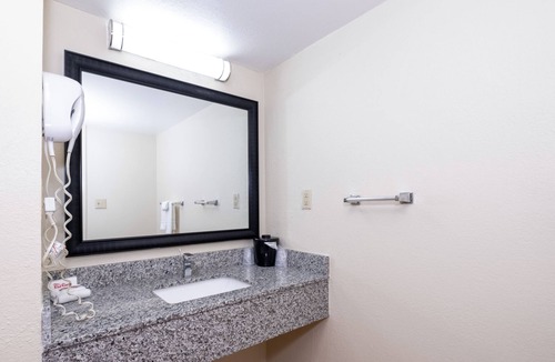 Houston Hotel | Red Roof Inn Houston North - FM 1960 & I-45