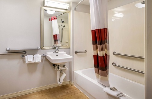 Lansing Hotel | Red Roof Inn Lansing West - MSU
