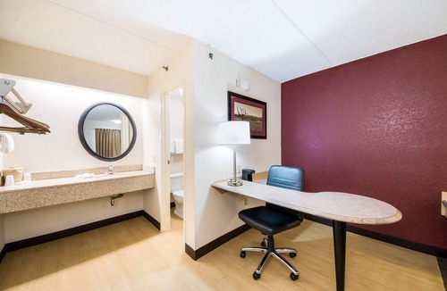 Bonanza Hotel | Red Roof Inn Laredo