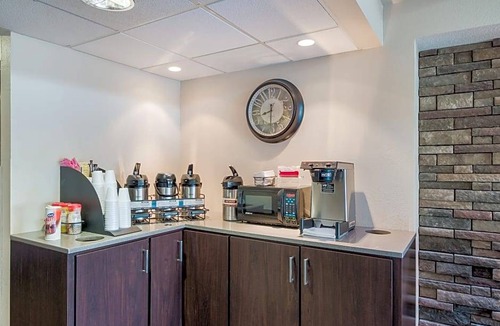 Bonanza Hotel | Red Roof Inn Laredo