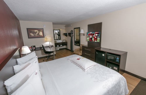 Buford Highway Hotel | Red Roof Inn PLUS+ Atlanta - Buckhead