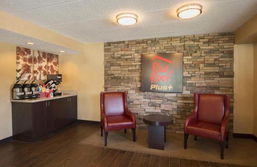 Willowbrook Hotel | Red Roof Inn PLUS+ Chicago - Willowbrook