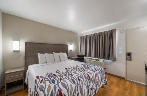 Arena District Hotel | Red Roof Inn San Antonio E - Frost Bank Center