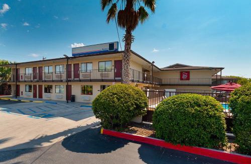 Arena District Hotel | Red Roof Inn San Antonio E - Frost Bank Center