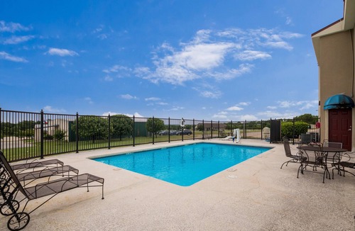 Manor Hotel | Red Roof Inn & Suites Austin East - Manor