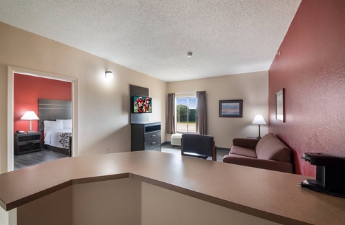 Manor Hotel | Red Roof Inn & Suites Austin East - Manor