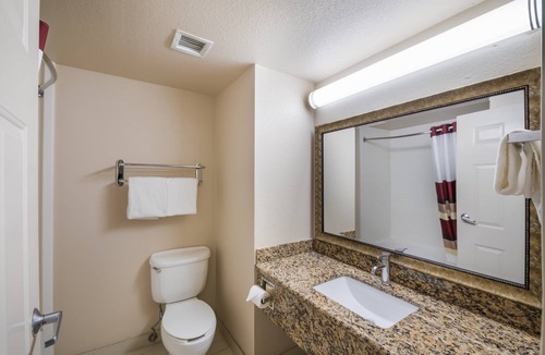 Manor Hotel | Red Roof Inn & Suites Austin East - Manor