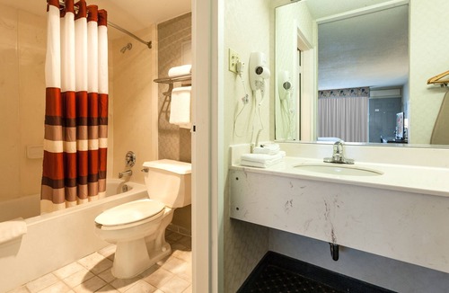 DeKalb Hotel | Red Roof Inn & Suites DeKalb