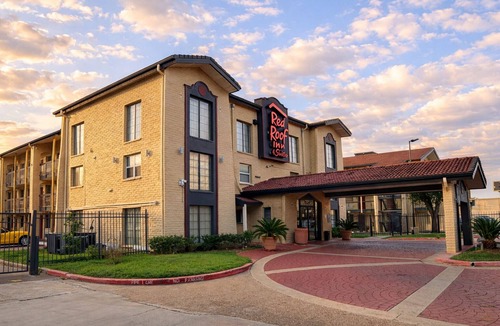 Southeast Houston Hotel | Red Roof Inn & Suites Houston - Hobby Airport