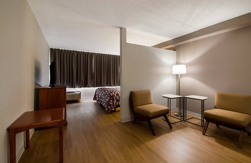 Yorkshire Hotel | Red Roof Inn & Suites Newark - University