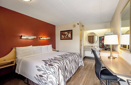 Utica Hotel | Red Roof Inn Utica
