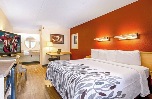 Utica Hotel | Red Roof Inn Utica