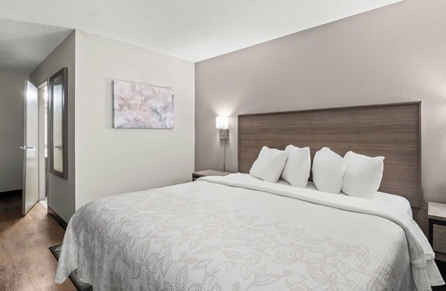 Belleville Hotel | Red Roof PLUS+ Belleville