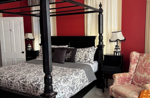 Nacogdoches Bed & Breakfast | Red Room - Hardeman House Bed and Breakfast